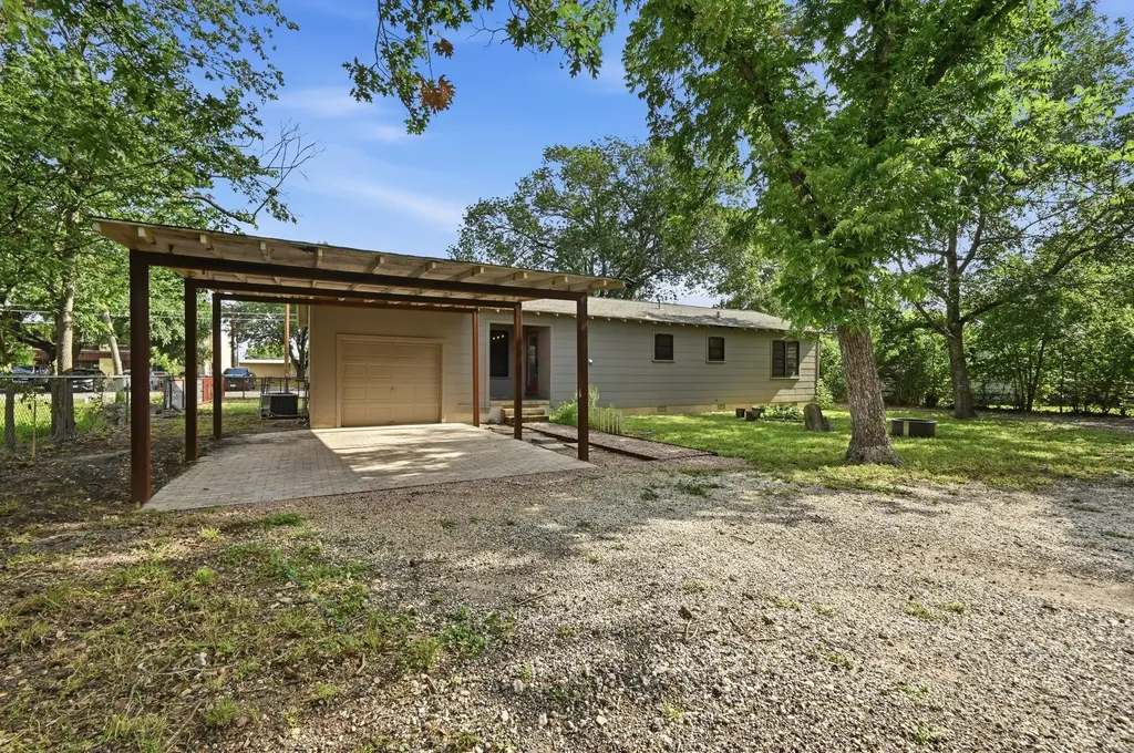 820 Bois D'arc Street Lockhart TX 78644