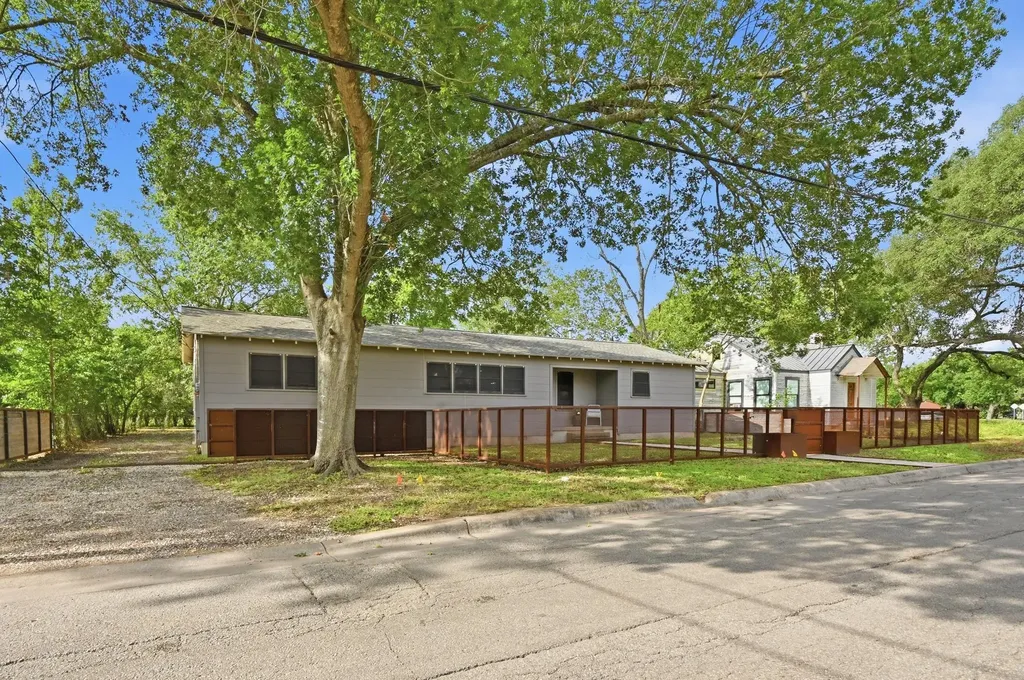 820 Bois D'arc Street Lockhart TX 78644