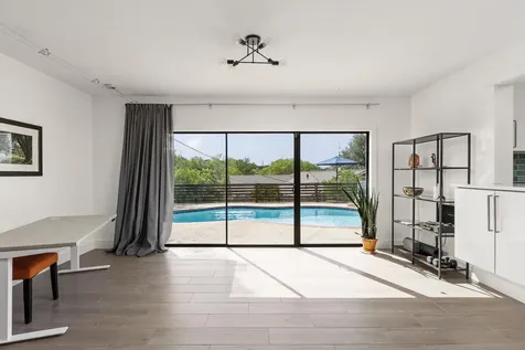 6806 Silvermine Drive Austin TX 78736