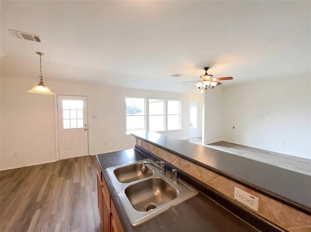 506 Gettysburg Loop Elgin TX 78621