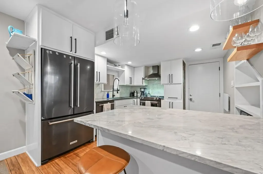 2101 Airole Way Austin TX 78704