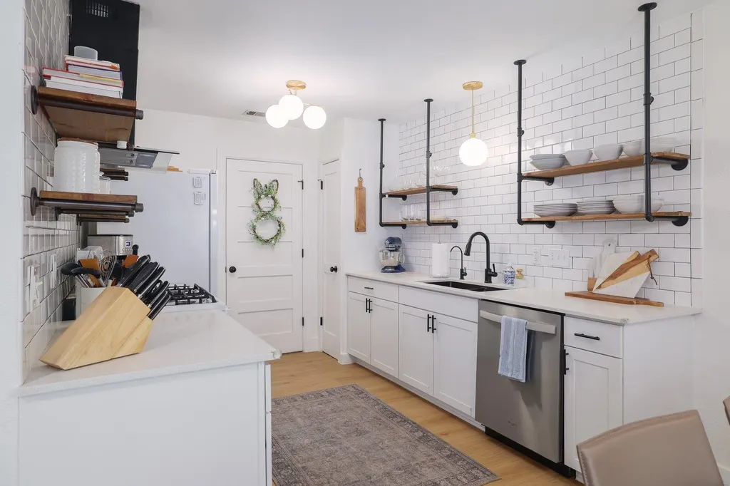 6701 Lancret Hill Drive Austin TX 78745