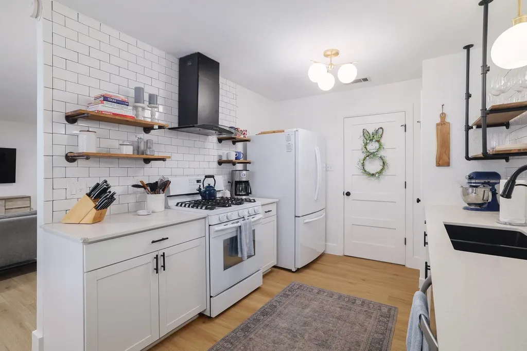 6701 Lancret Hill Drive Austin TX 78745