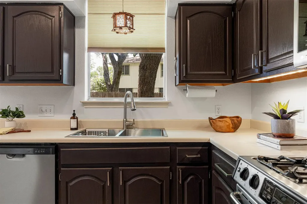 7516 Windrush Drive Austin TX 78729