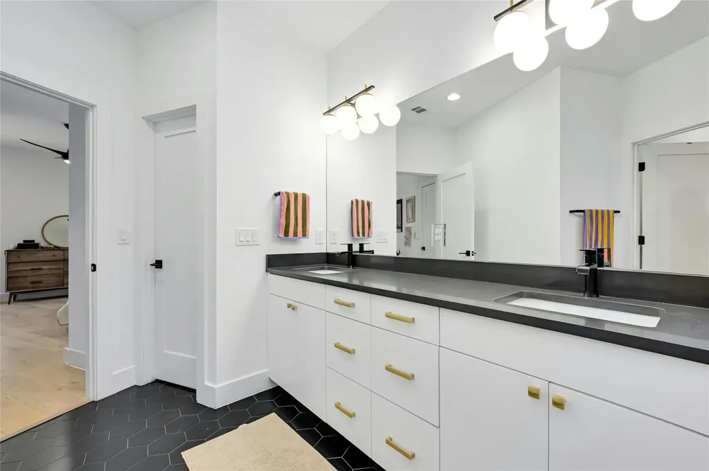 1187 Oak Grove Avenue Austin TX 78702