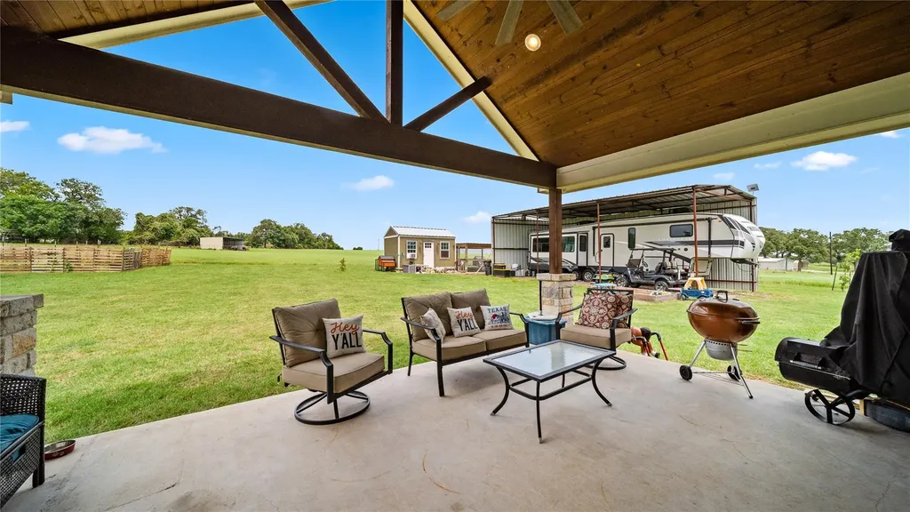 1606 County Road 216 Giddings TX 78942