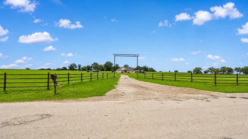 1606 County Road 216 Giddings TX 78942
