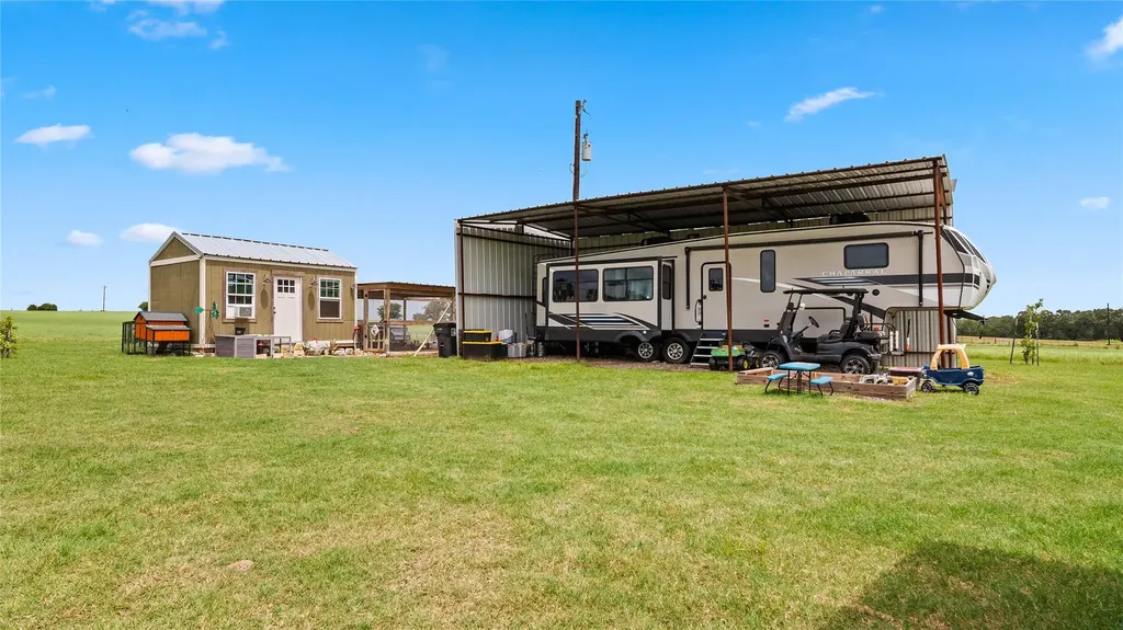 1606 County Road 216 Giddings TX 78942