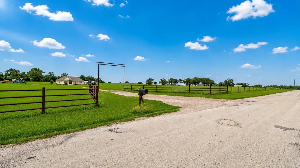 1606 County Road 216 Giddings TX 78942