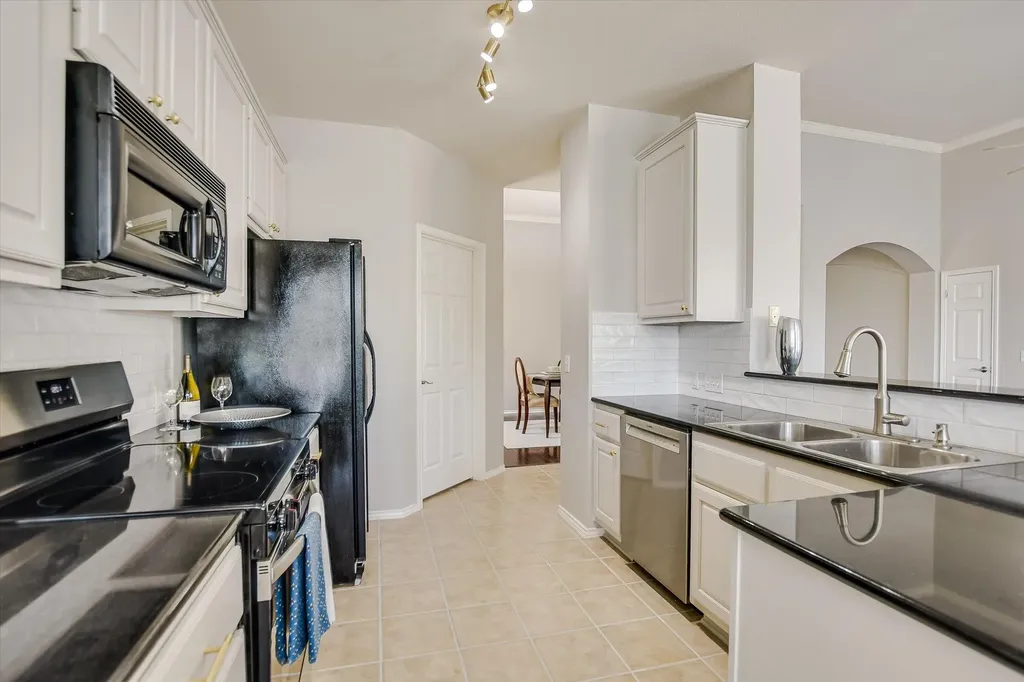11524 Emerald Falls Drive Austin TX 78738