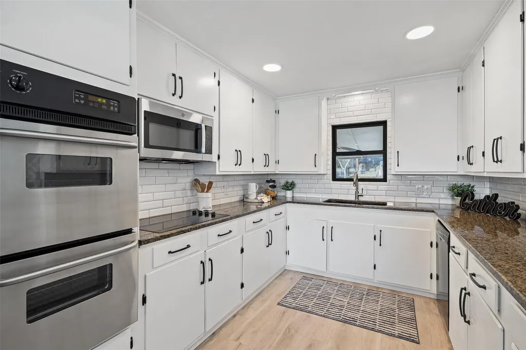 1201 Lakeshore Drive Spicewood TX 78669