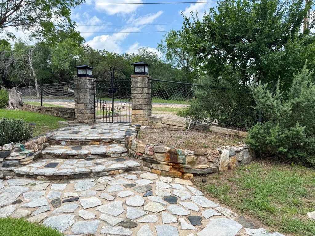 1201 Lakeshore Drive Spicewood TX 78669