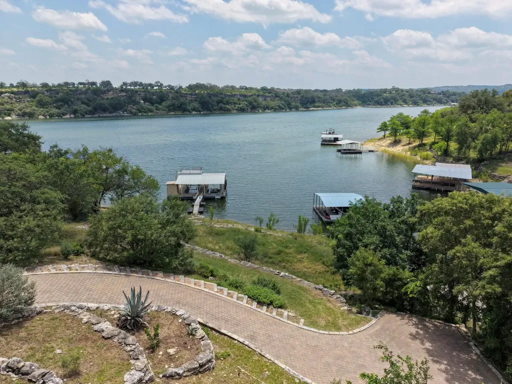 1201 Lakeshore Drive Spicewood TX 78669