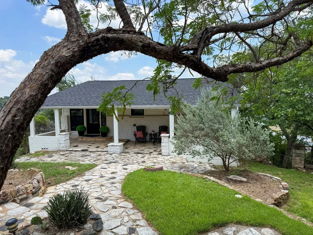 1201 Lakeshore Drive Spicewood TX 78669