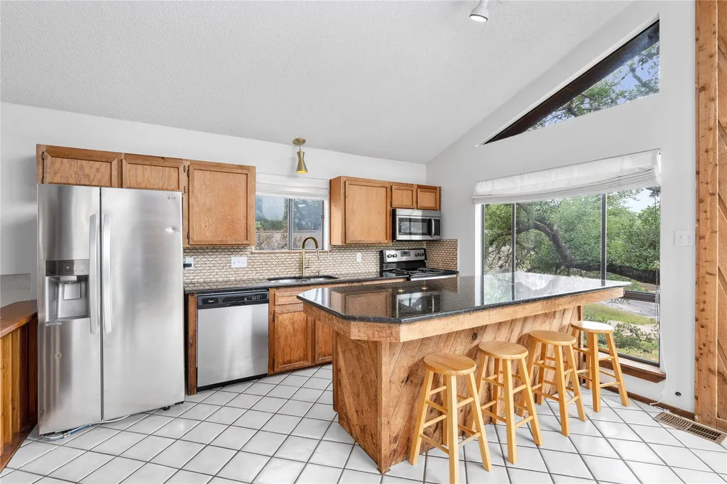 334 Coventry Road Spicewood TX 78669