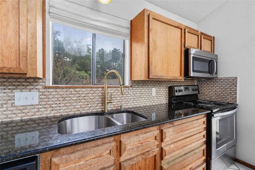 334 Coventry Road Spicewood TX 78669