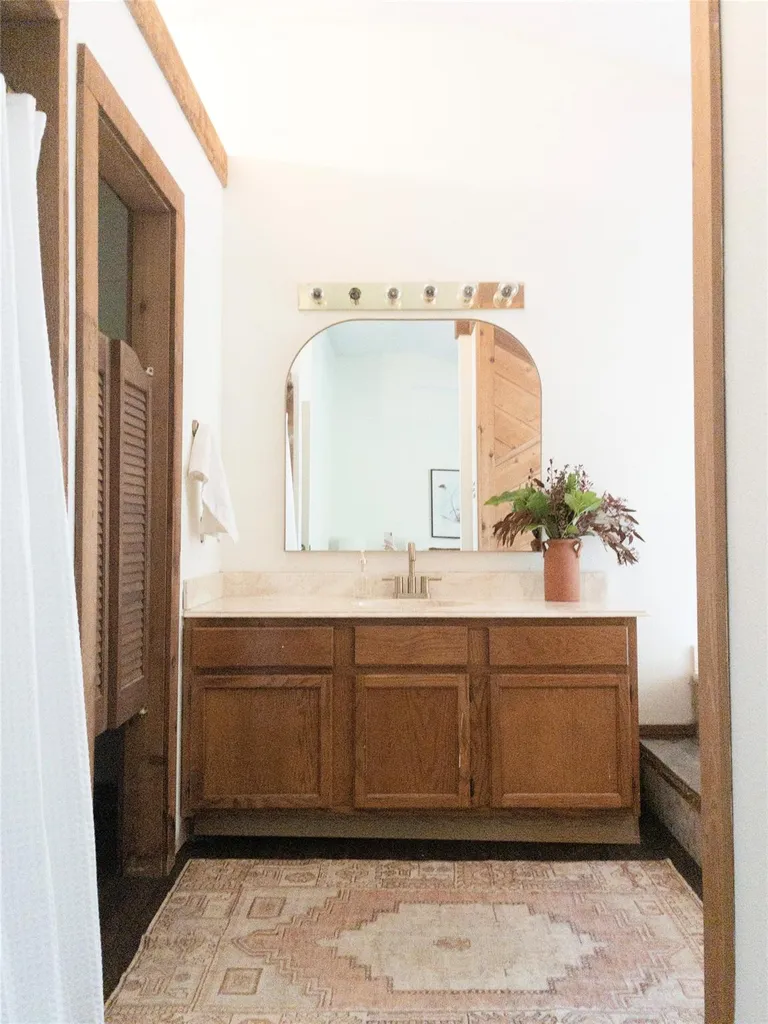 334 Coventry Road Spicewood TX 78669