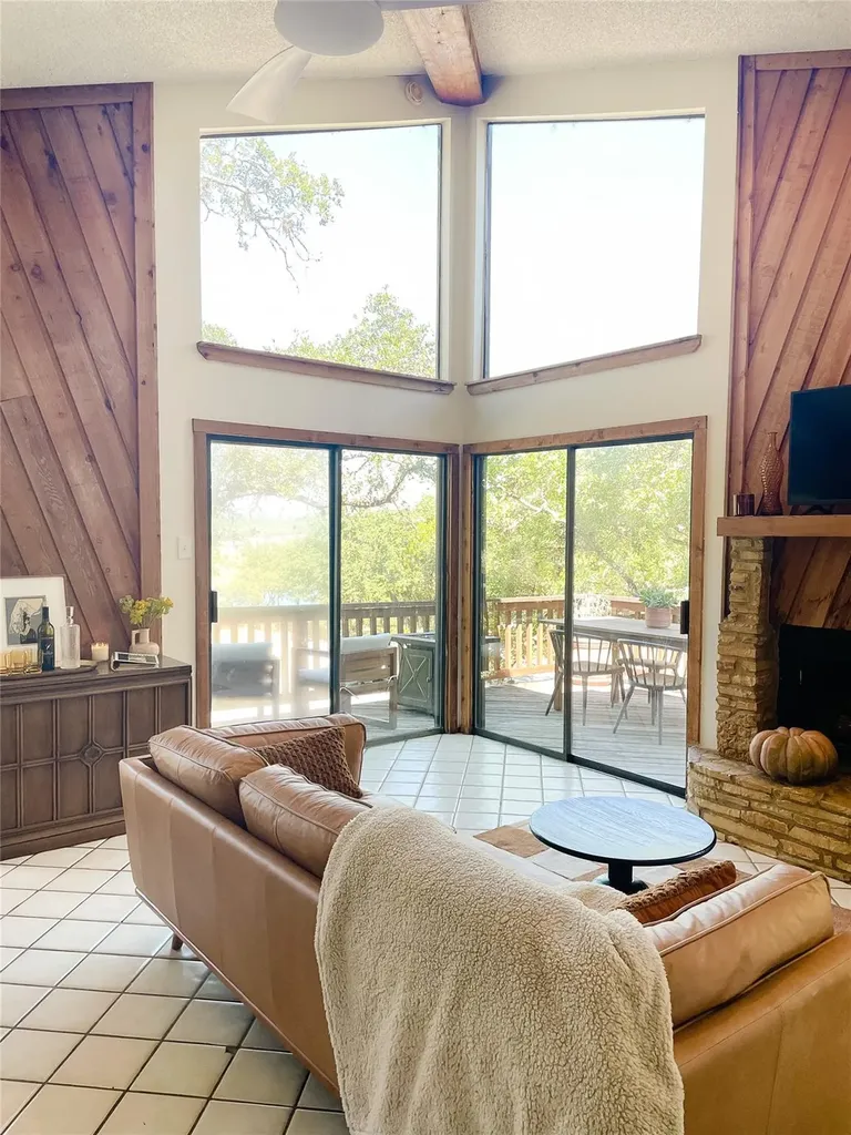 334 Coventry Road Spicewood TX 78669