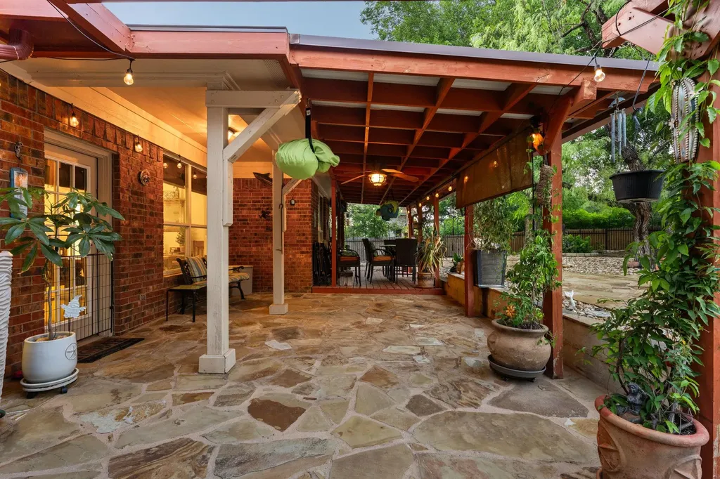 207 Cove Creek Drive Spicewood TX 78669
