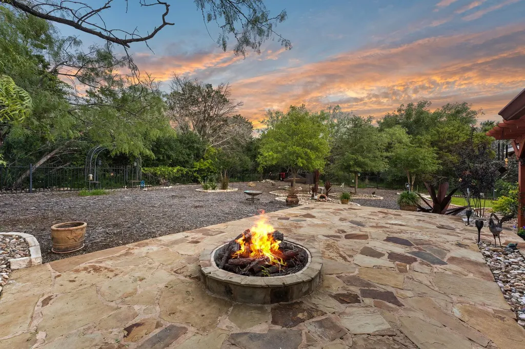 207 Cove Creek Drive Spicewood TX 78669