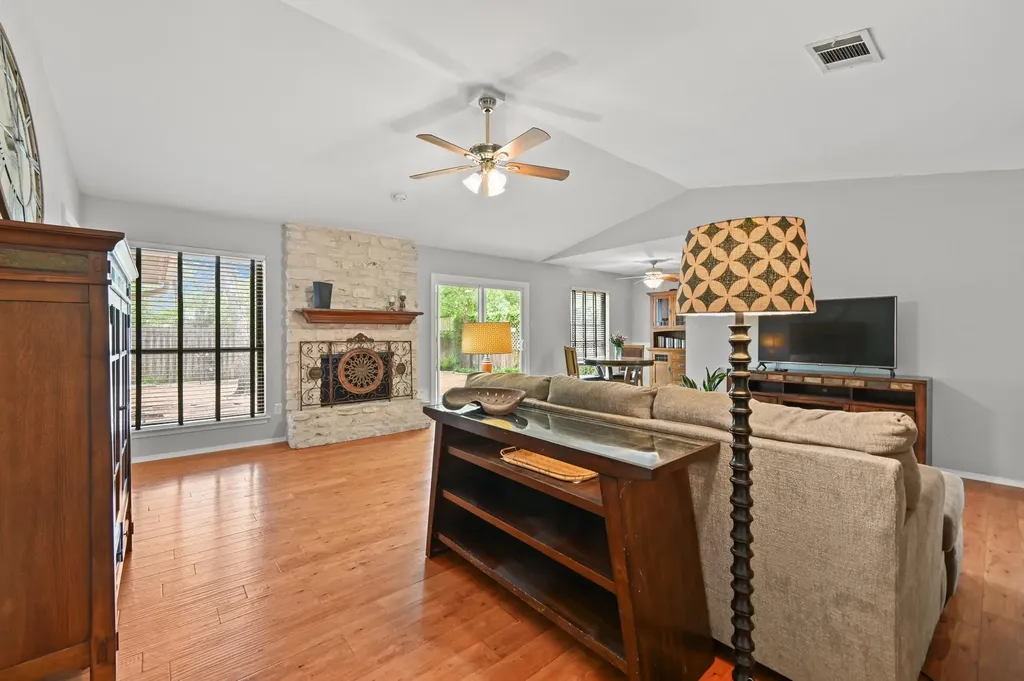 5002 Dry Oak Trail Austin TX 78749