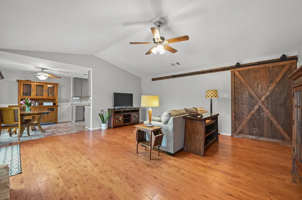 5002 Dry Oak Trail Austin TX 78749