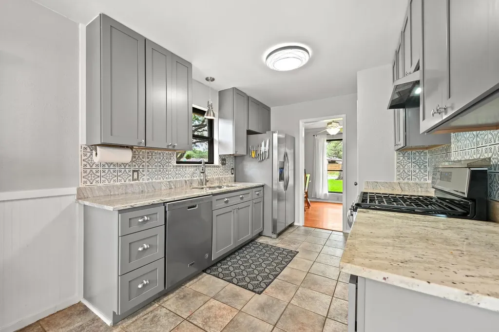 5002 Dry Oak Trail Austin TX 78749