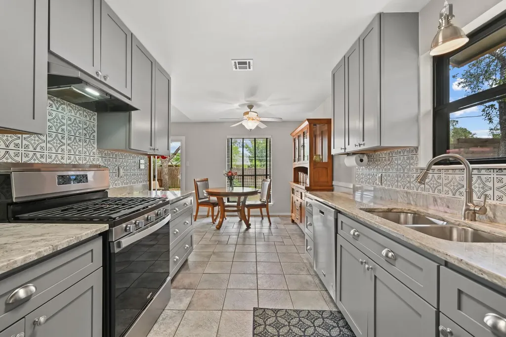 5002 Dry Oak Trail Austin TX 78749