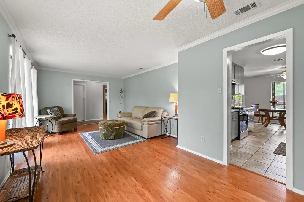 5002 Dry Oak Trail Austin TX 78749