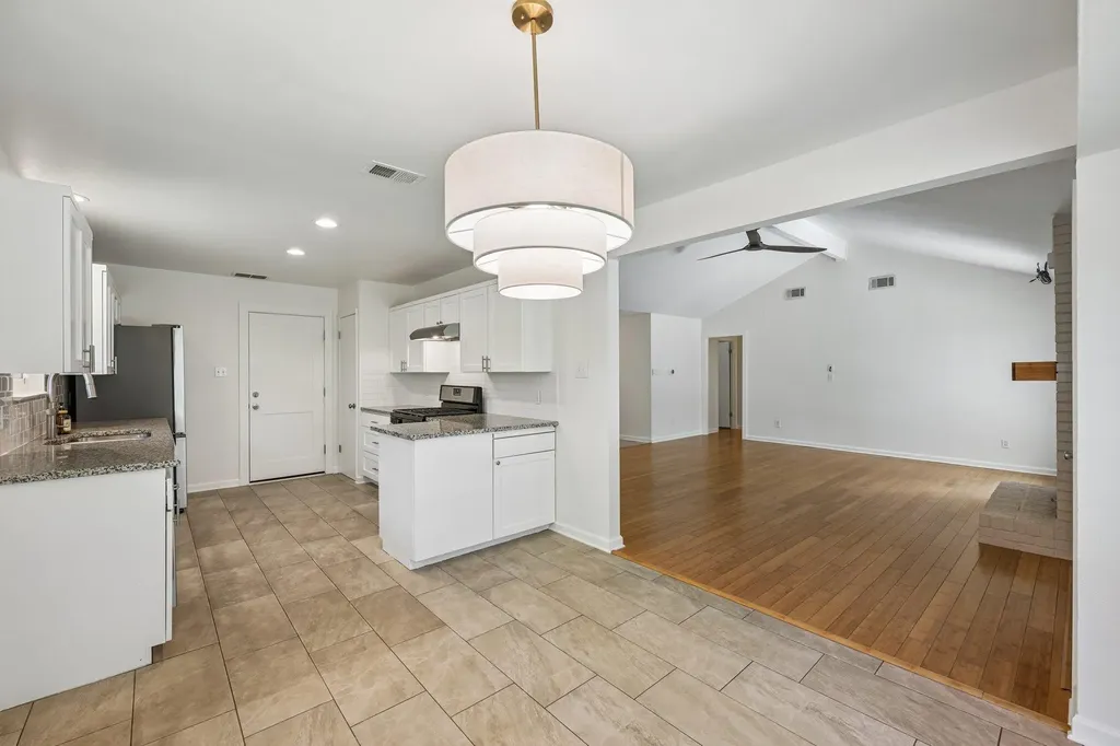 2717 Charlesworth Drive Austin TX 78745