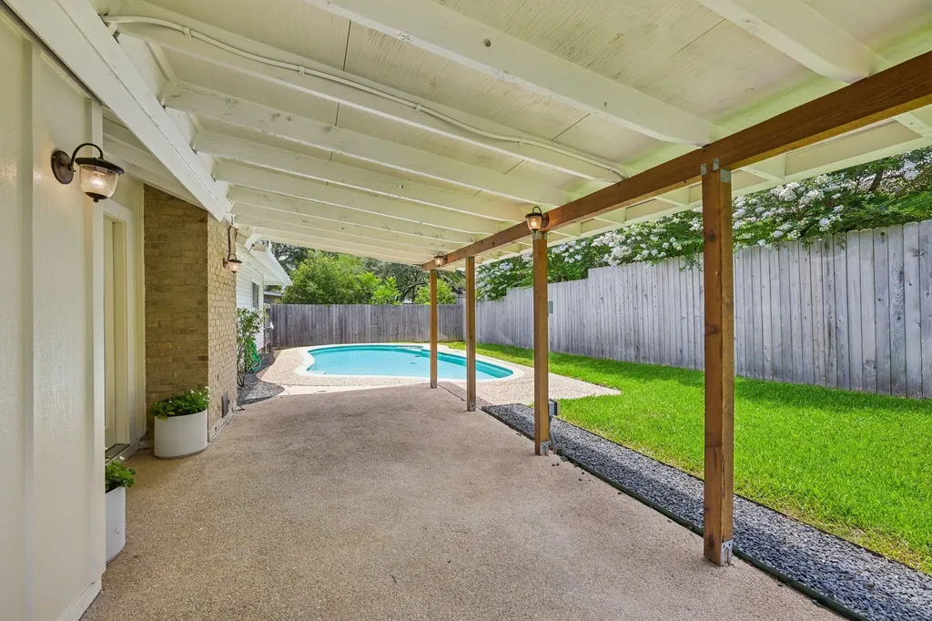 2717 Charlesworth Drive Austin TX 78745