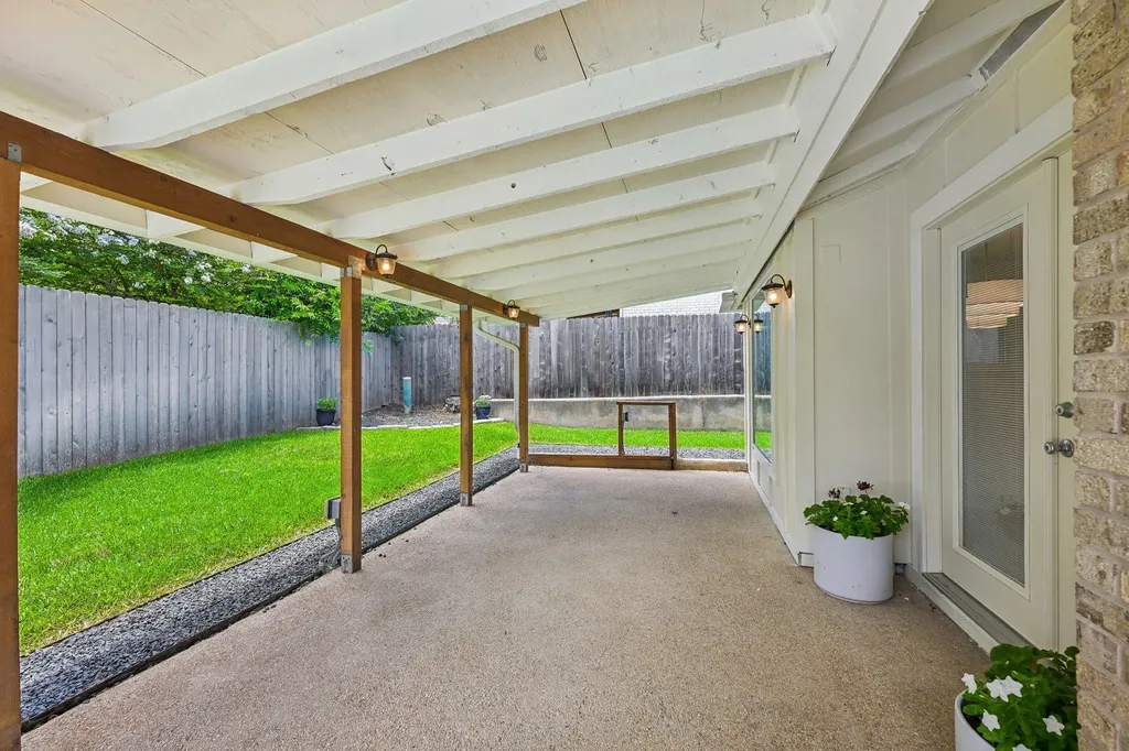2717 Charlesworth Drive Austin TX 78745