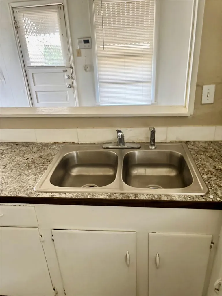415 E 7th Street Taylor TX 76574