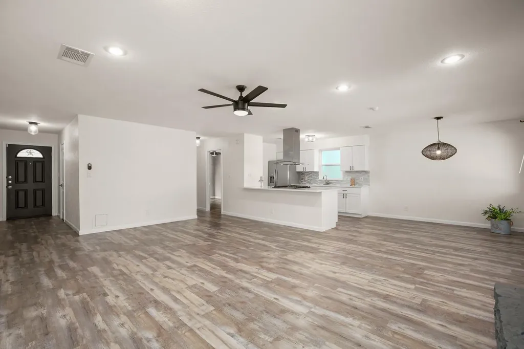 110 W Garrett Run Austin TX 78753