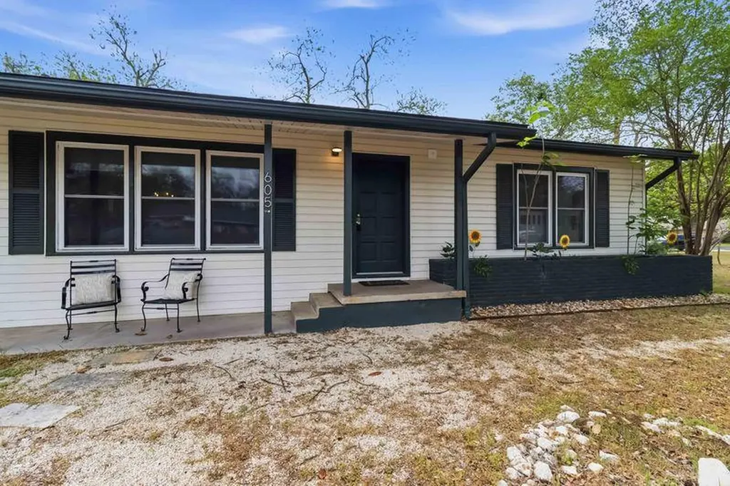 605 W 11th Street Elgin TX 78621