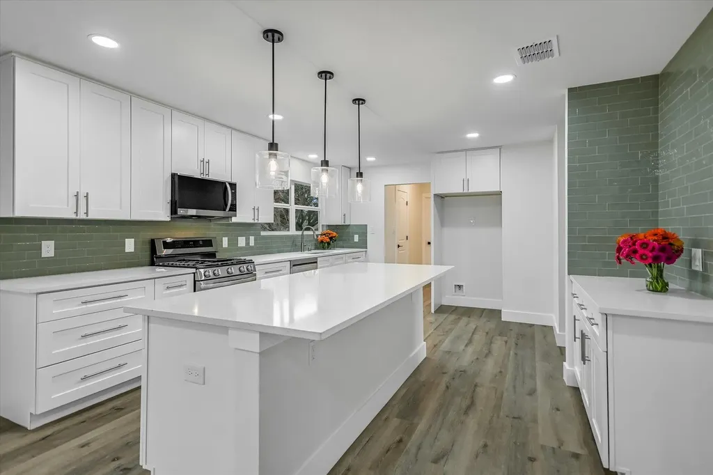 2704 Loyola Lane Austin TX 78723