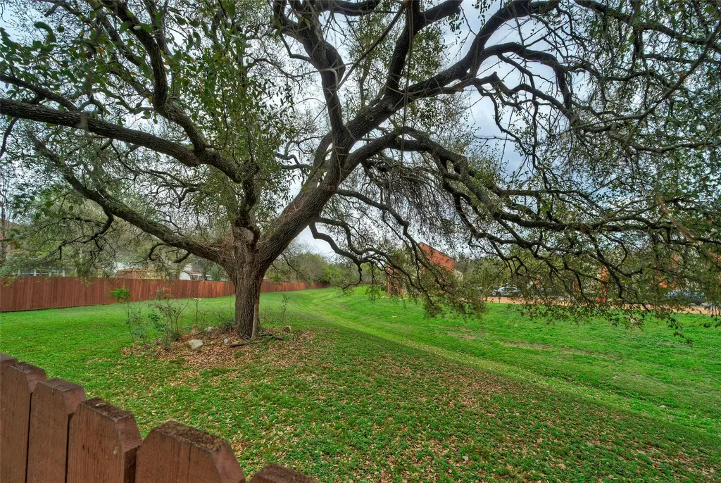 8105 Elkhorn Mountain Trail Austin TX 78729