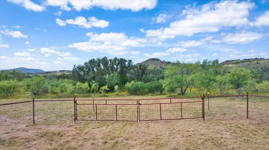 2144 Cr 307 Kingsland TX 78639