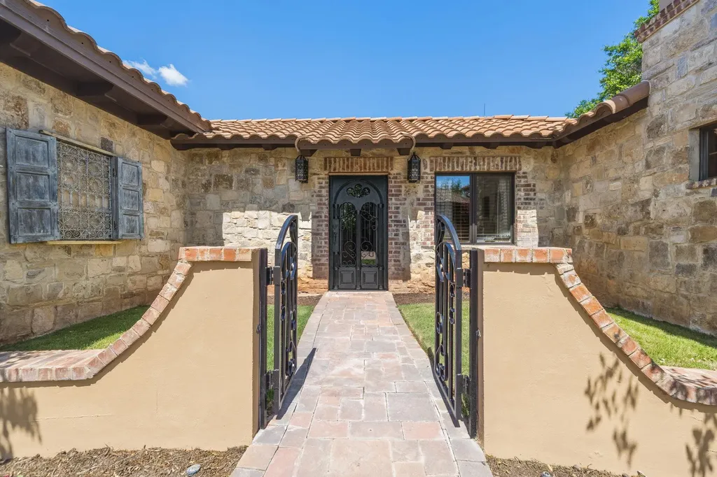 25110 River Road Spicewood TX 78669