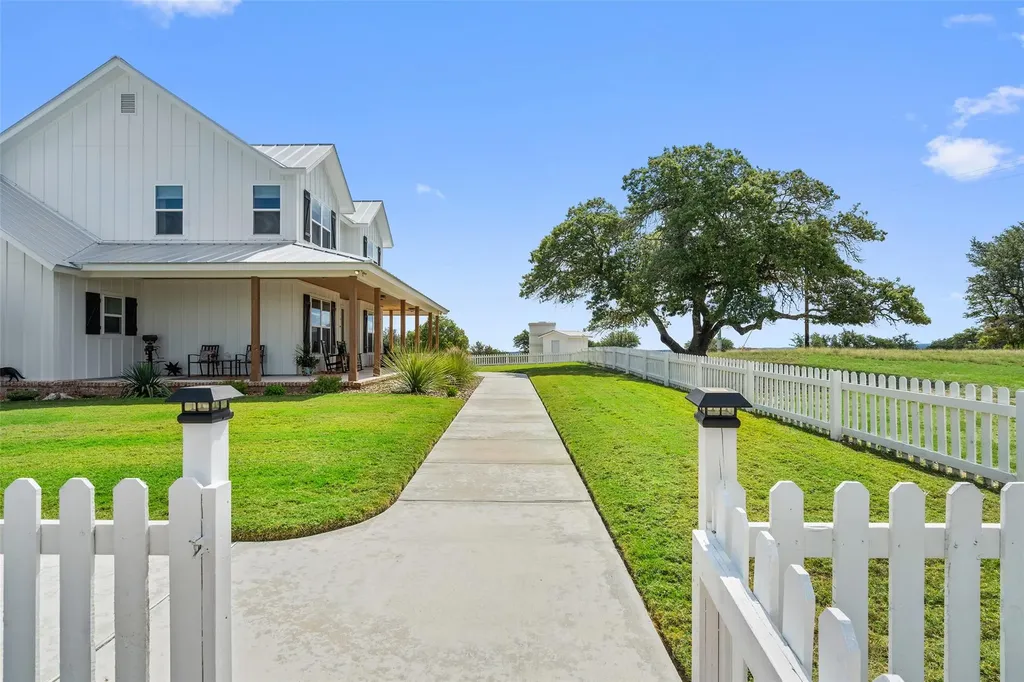 2454 Mckinney Loop Blanco TX 78606