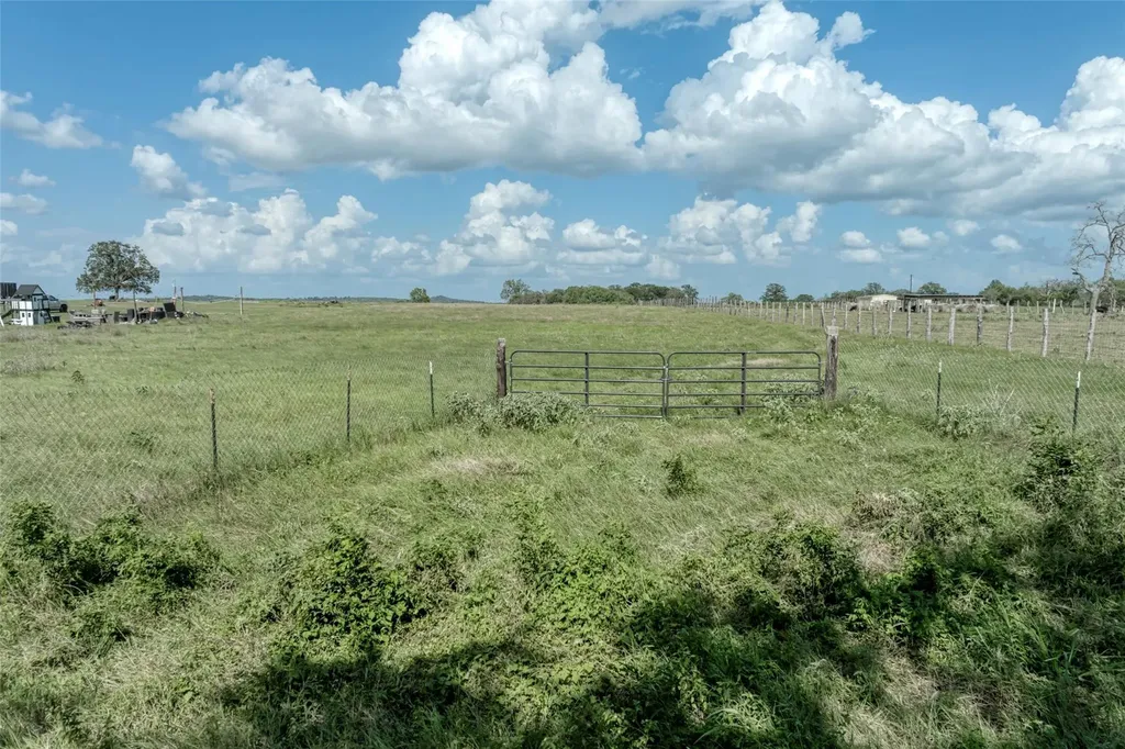 5309 Tenney Creek Road Luling TX 78648