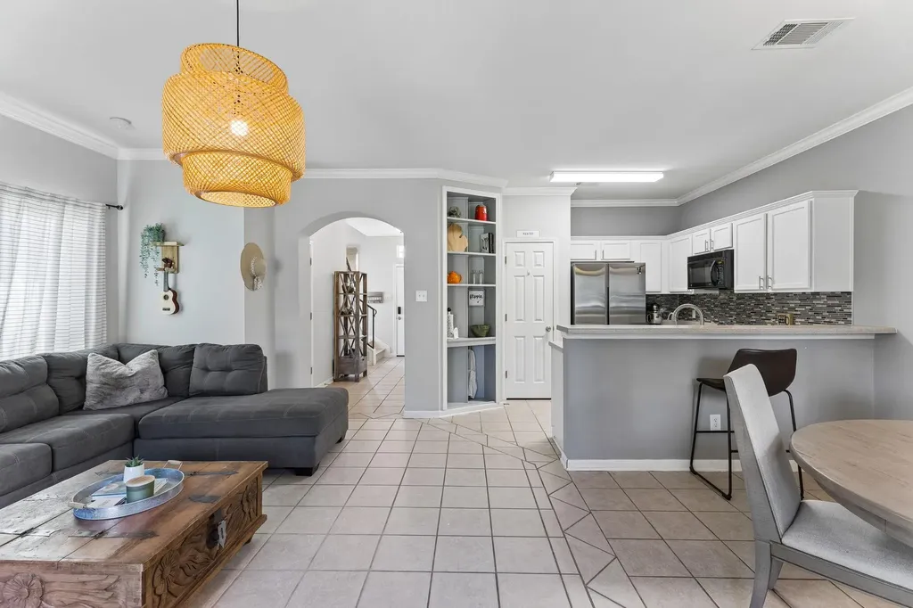 8909 Mountain Shadows Cove Austin TX 78735