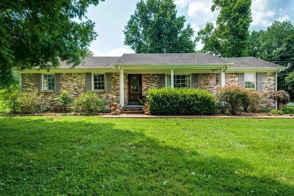 801 Apple Drive Livingston TN 38570