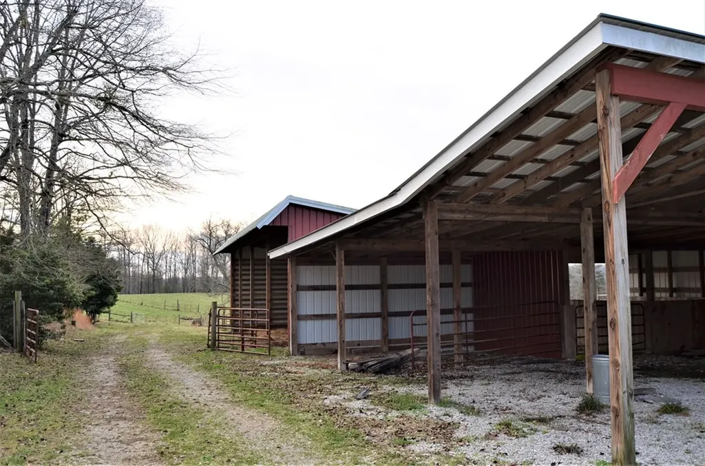 1157 Burrville Road Sunbright TN 37872