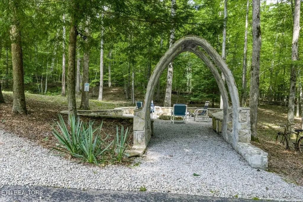 715 White Oak Road Monterey TN 38574