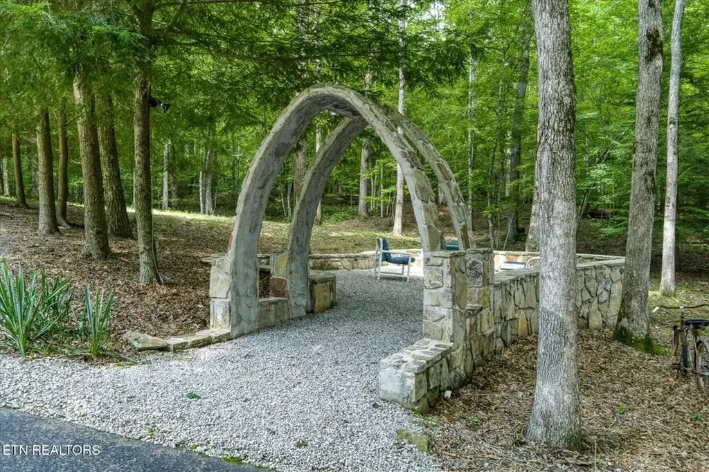 715 White Oak Road Monterey TN 38574