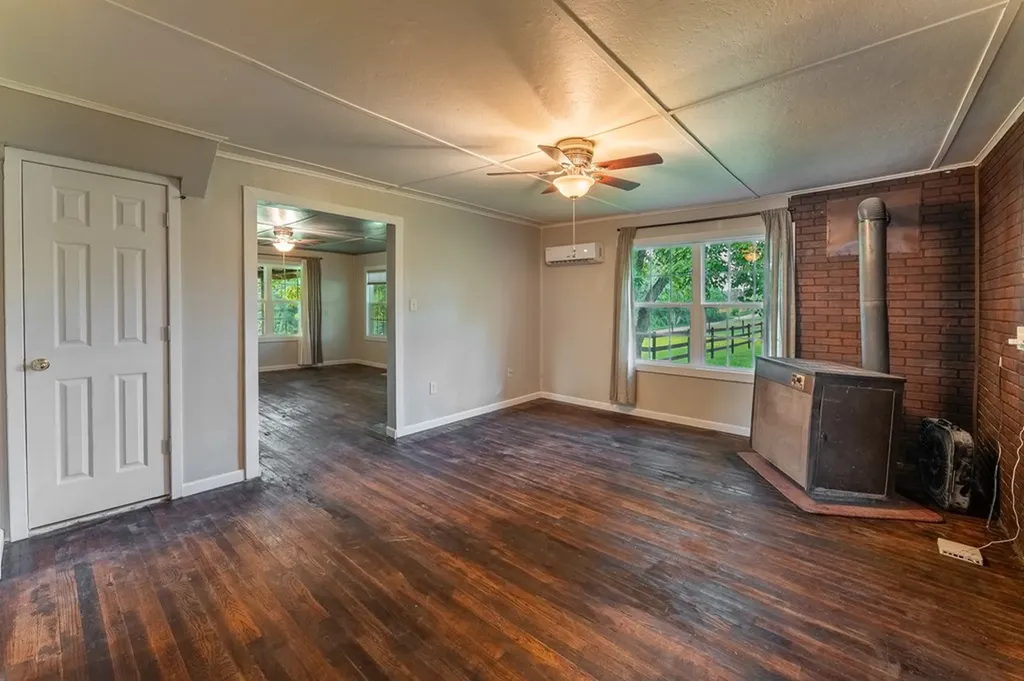 2530 Roslin Road Deer Lodge TN 37726