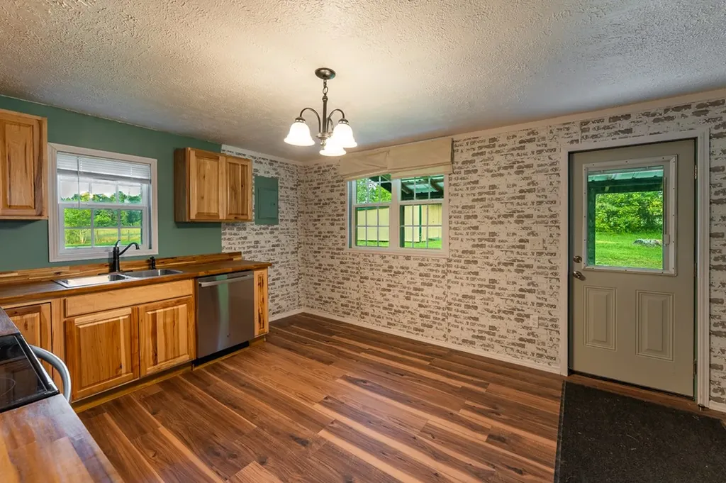 2530 Roslin Road Deer Lodge TN 37726