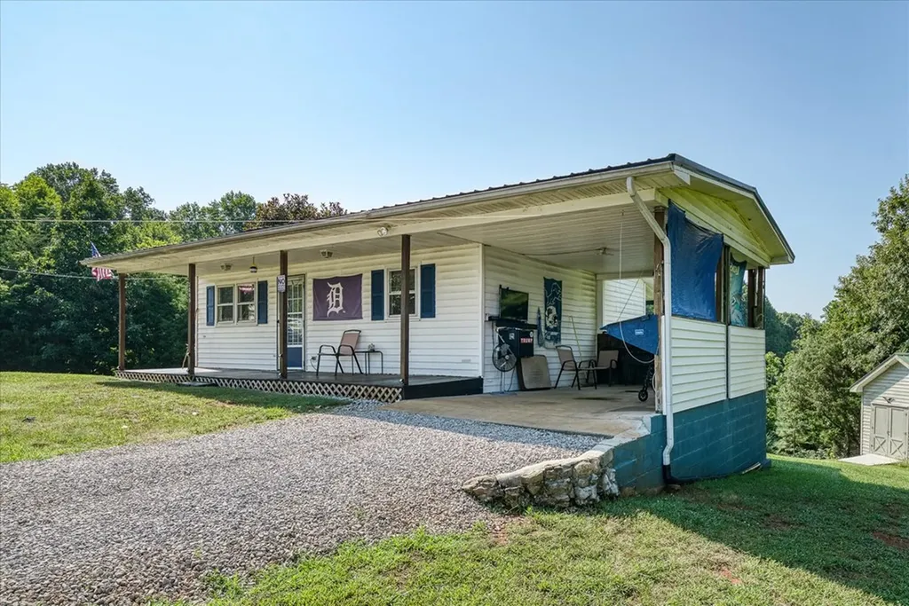 3049 Three Island Road Walling TN 38587