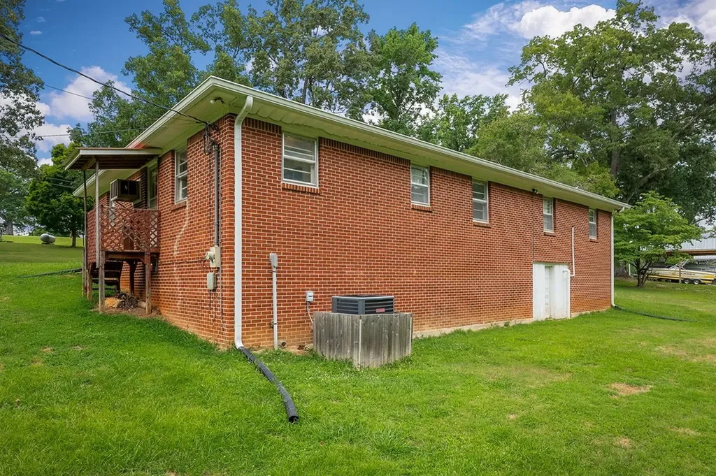 121 Pat Carr Lane Alpine TN 38543